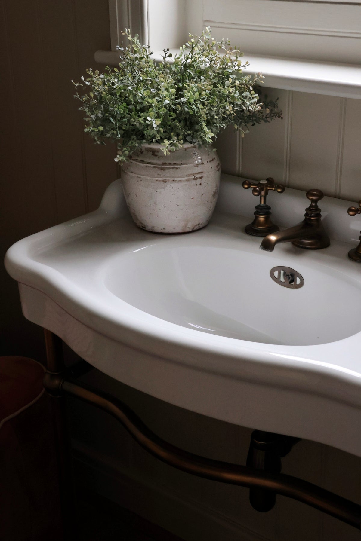 Vintage-style bathroom sink with the Bentley pot and faux eucalyptus bush in